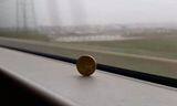 老外在京沪高铁上竖立硬币 惊呆了