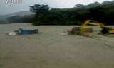 挖掘机救援被困洪水中的司机 太惊险了