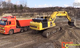 小松PC490-10新型挖掘机装载沃尔沃和斯堪尼亚V8卡车
