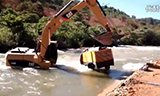 突发洪水卡车被困 卡特挖掘机横渡河流救援！