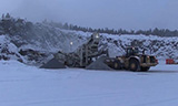 阿克曼EC450挖掘机与卡特980G轮式装载机在矿山工作