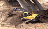 沃尔沃EC240B挖掘机在桥下工作