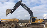 沃尔沃EC460B挖掘机和A25G自卸车工作