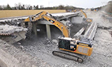 卡特彼勒349E L与352F L挖掘机拆除高速公路桥梁