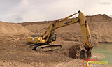 小松PC450挖掘机挖水沟