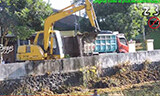 小松PC90挖掘机清理河道