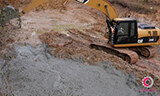 卡特320D挖掘机在淤泥塘中工作