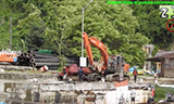 日立ZAXIS200挖掘机与中联重科汽车吊工作