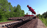 俄罗斯铁路特种起重机拆除旧铁轨