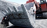日立EX3600矿用正铲挖掘机在吉尔吉斯斯坦库木托矿场工作