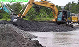 神钢SK200-10挖掘机在印尼采砂场工作