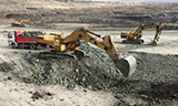 卡特365C 挖掘机在矿山装车