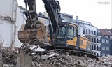 沃尔沃挖掘机 EC 360 在拆迁工地