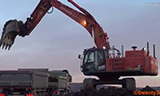 日立Zaxis 470 LCH挖掘机在装载卡车