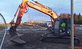 日立Zaxis 135US挖掘机分级，打桩污垢和砾石