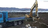小松PC300挖掘机装载卡车