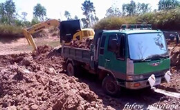 小松 PC70 挖掘机装载卡车