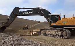 沃尔沃EC700C挖掘机装载自卸车