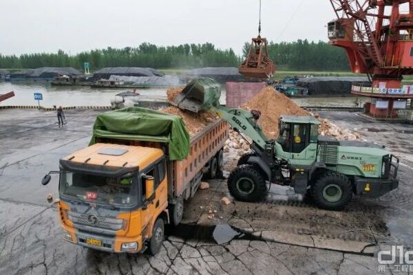 山东临工L956HEV电动装载机助推绿色港口建设